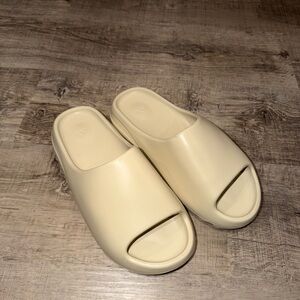 Sand Yeezy Slides | Size Men’s 11